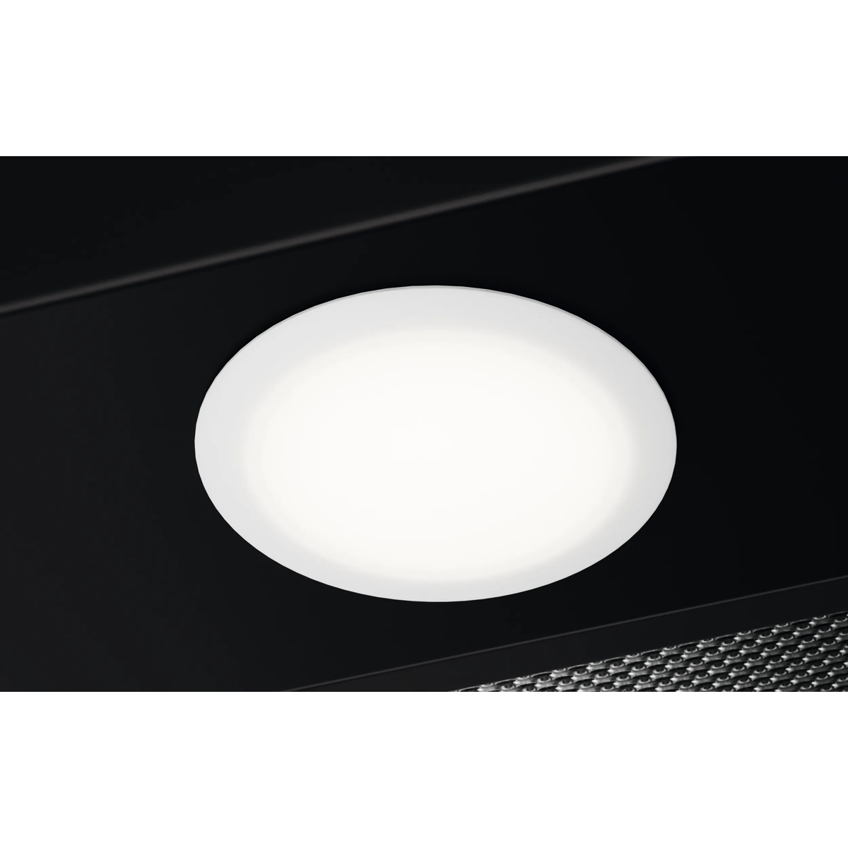 Una luz LED brillante y redonda integrada en una superficie negra brillante.