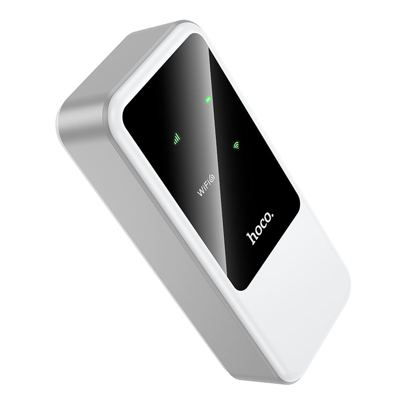Un dispositivo WiFi rectangular blanco y plateado hoco con pantalla negra y luces indicadoras verdes sobre fondo blanco.