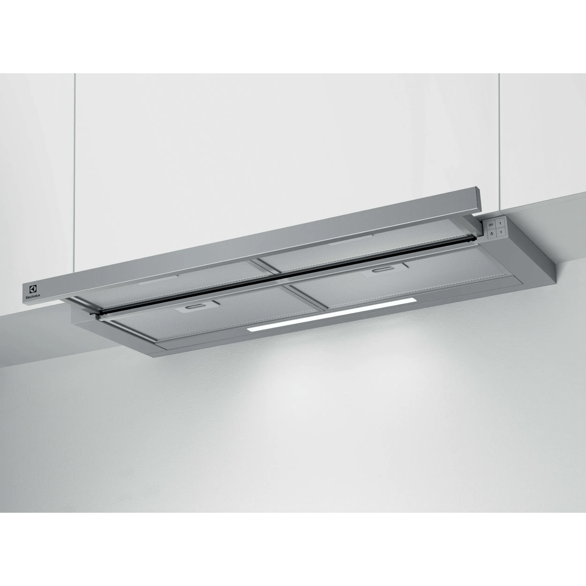 Una campana extractora Electrolux plateada con luz integrada, instalada bajo gabinetes blancos.