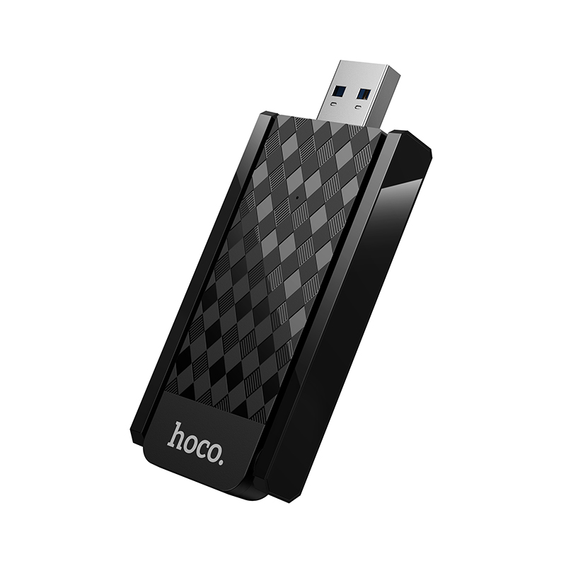 Una memoria USB negra con un patrón de cuadros y el logotipo de hoco en la parte delantera.