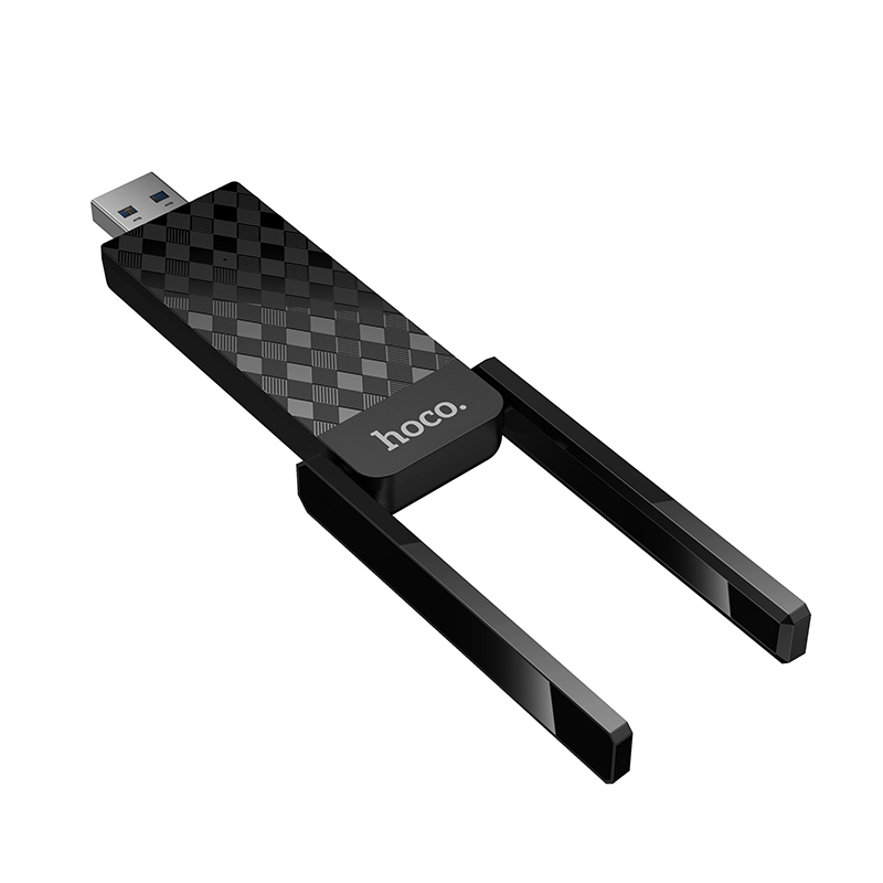 Lector de tarjetas USB negro con patrón de cuadros y dos antenas angulares sobre fondo blanco.