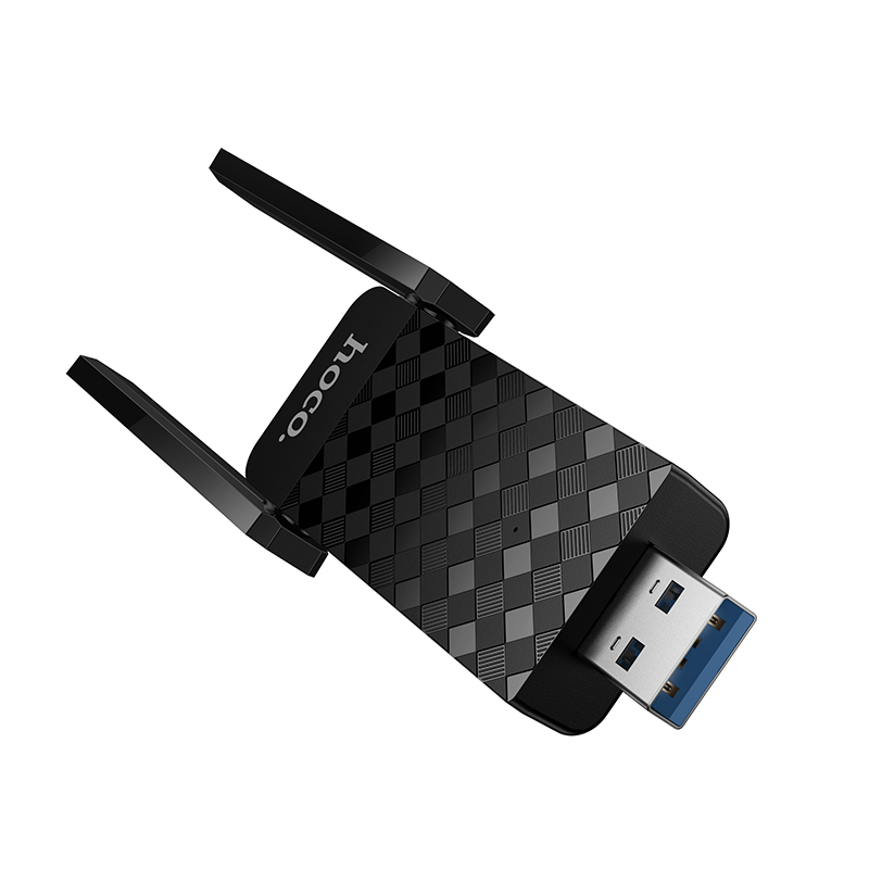 Adaptador USB Wi-Fi negro con dos antenas plegables y logotipo de hoco sobre fondo blanco.