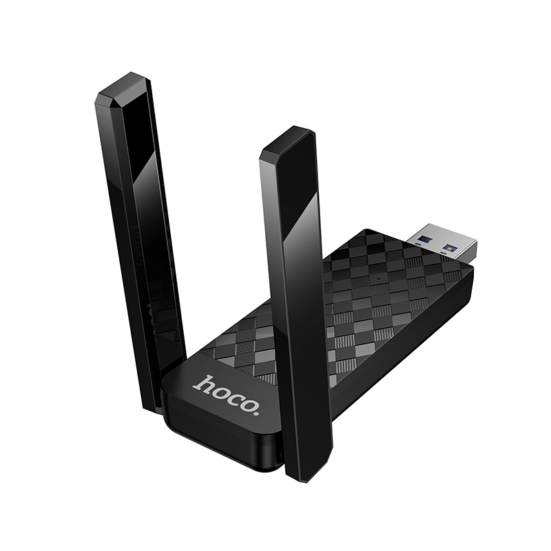 Adaptador USB Wi-Fi negro con dos antenas grandes y logotipo de hoco sobre fondo blanco.