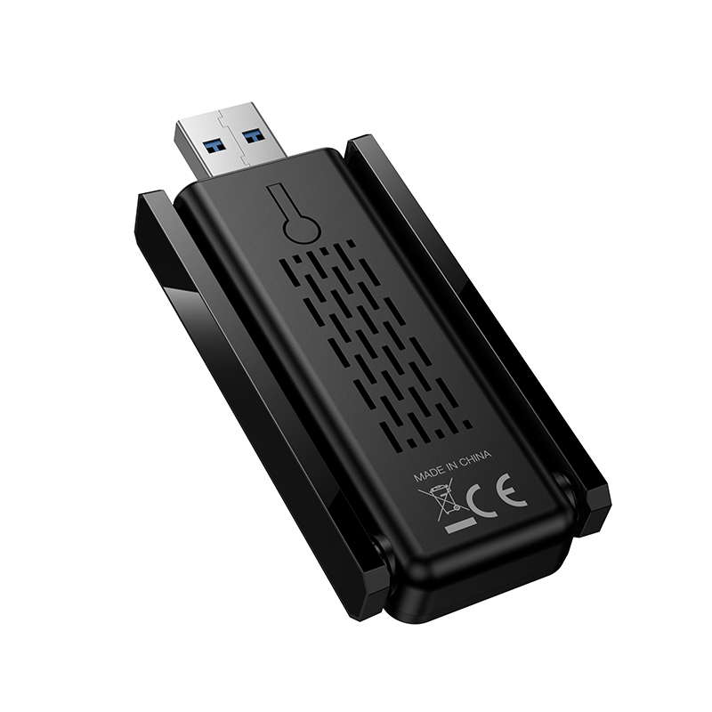 Un adaptador USB negro con un conector USB-A plateado y ranuras de ventilación sobre fondo blanco.
