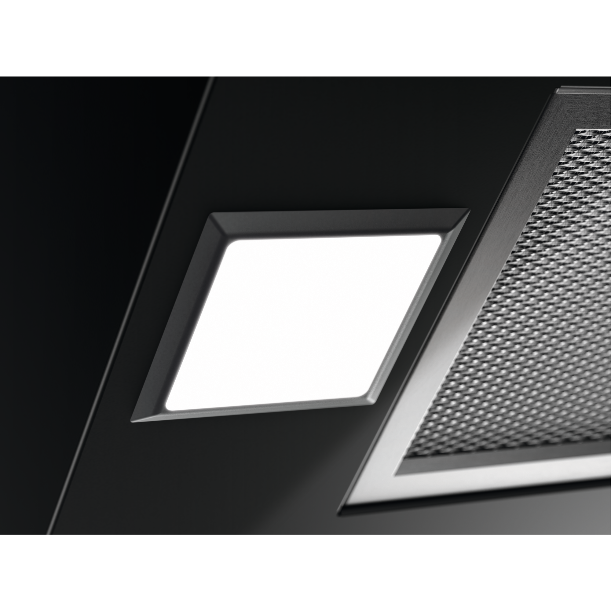 Primer plano de una campana extractora negra moderna con un panel de luz cuadrado iluminado y un filtro metálico.