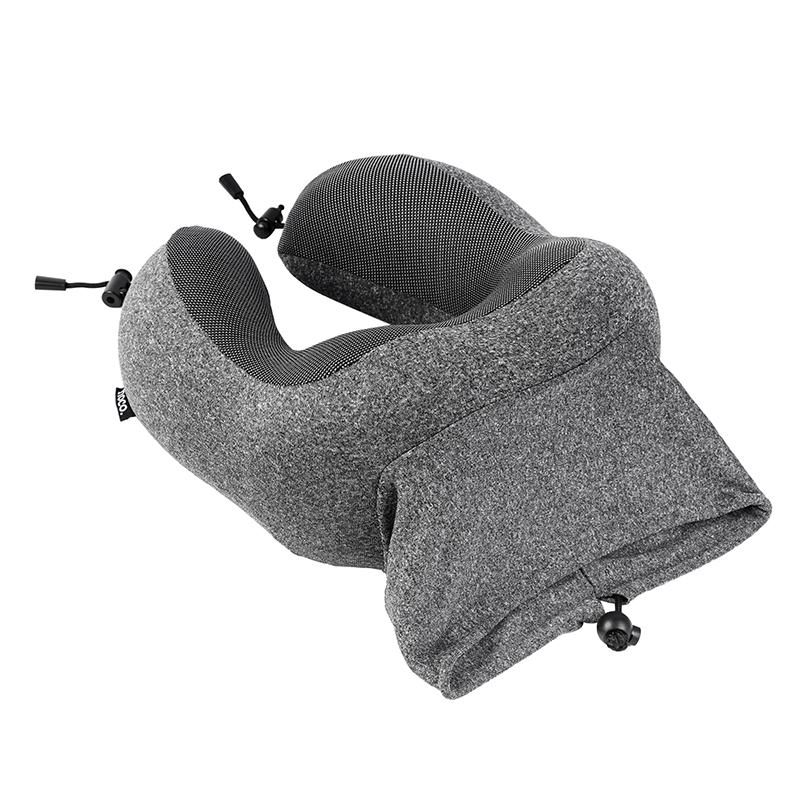 Almohada de viaje gris con inserción de malla negra y cordones sobre fondo blanco.