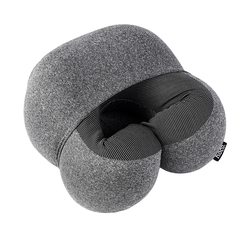 Almohada de viaje gris con sección de malla negra sobre fondo blanco.