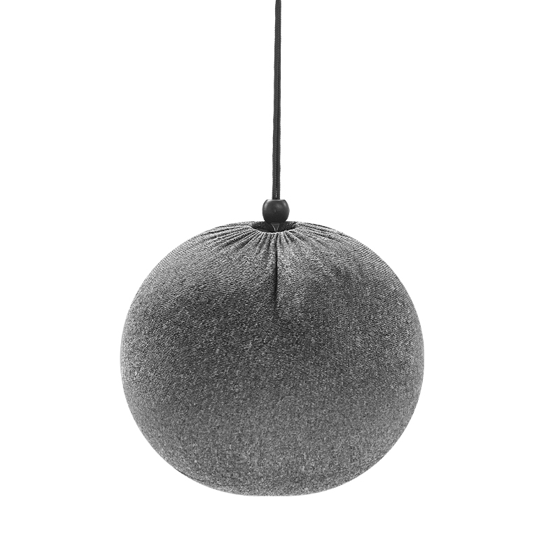 Lámpara colgante gris cubierta de tela con un cable negro.