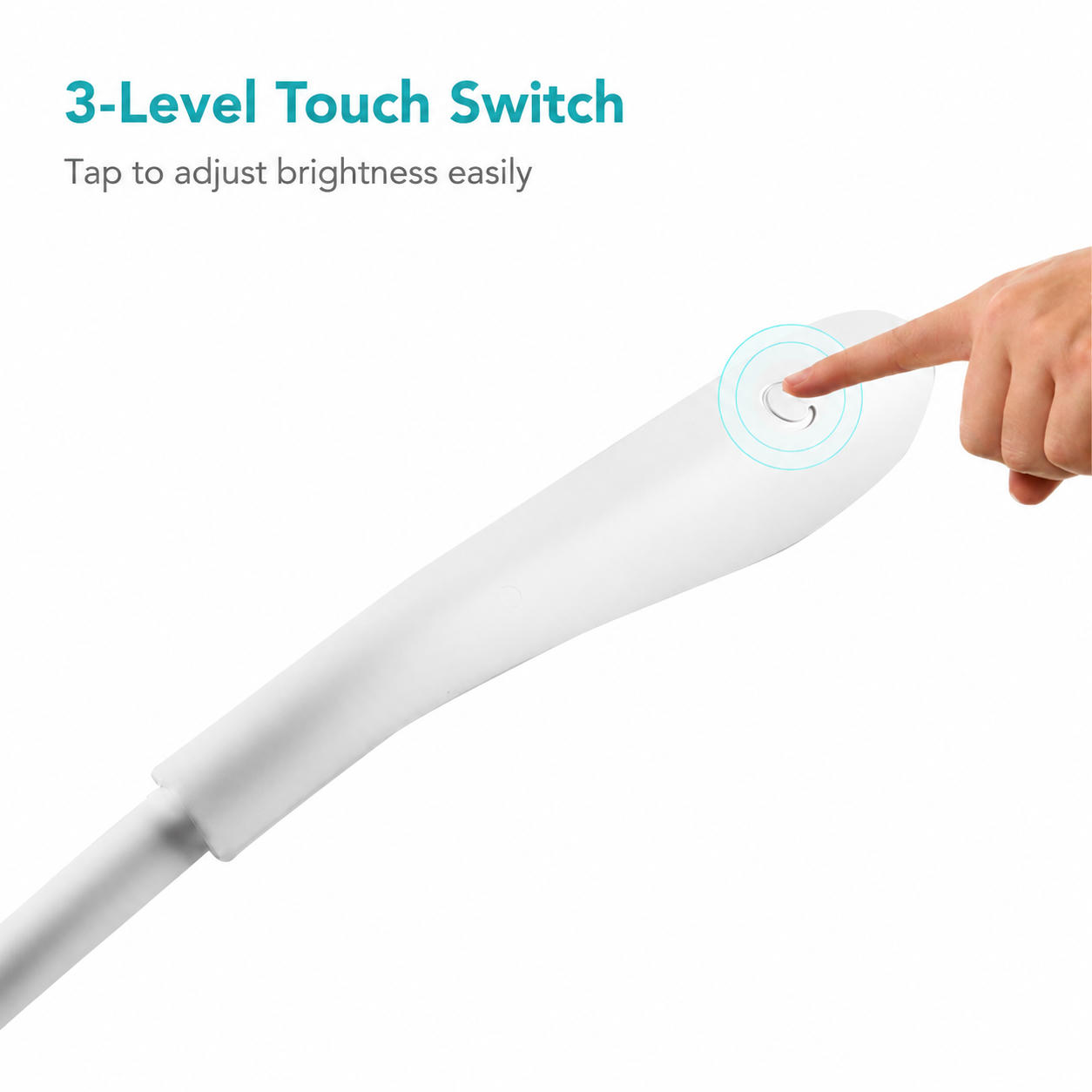 Eine Hand berührt den berührungsempfindlichen Schalter einer weißen Lampe mit der Aufschrift 3-Level Touch Switch.