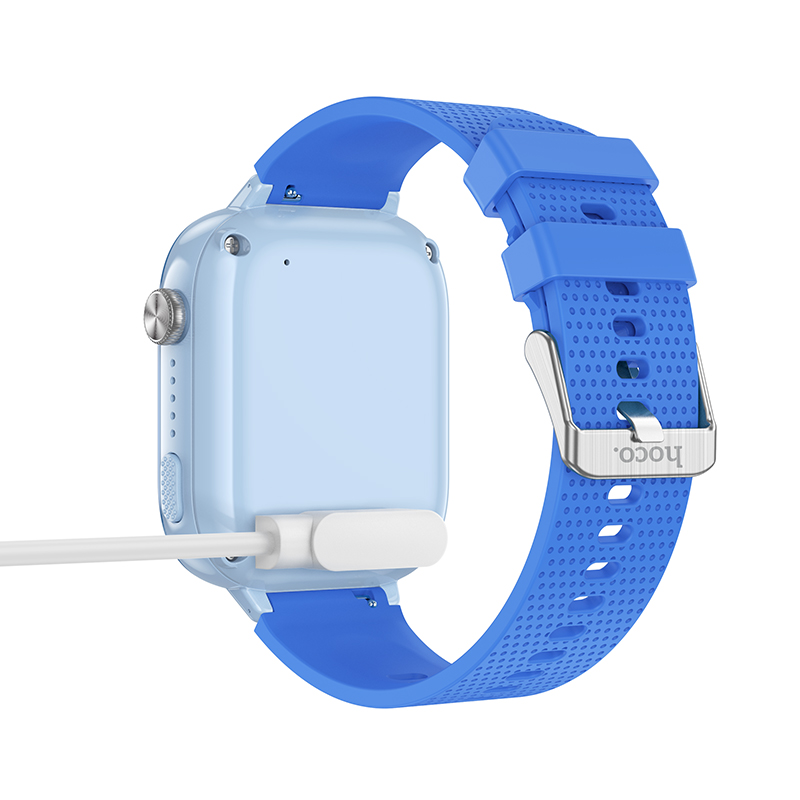 Un reloj inteligente azul claro con correa de silicona azul está conectado a un cable de carga blanco sobre fondo blanco.