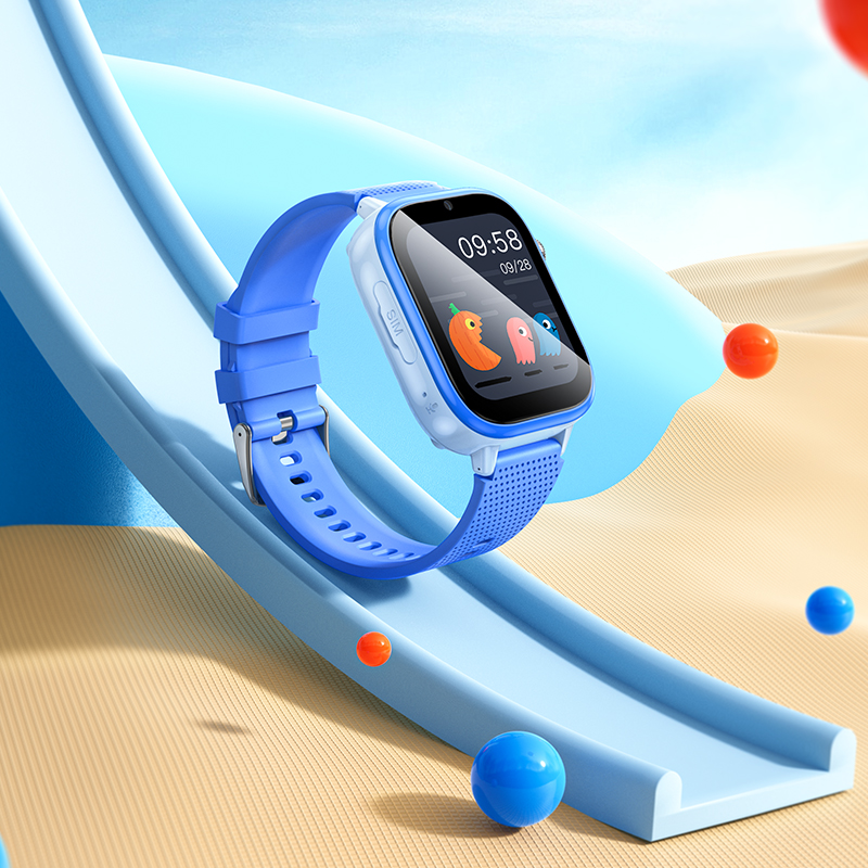 Reloj inteligente azul para niños con figuras coloridas en la pantalla, sobre un tobogán azul en la arena.