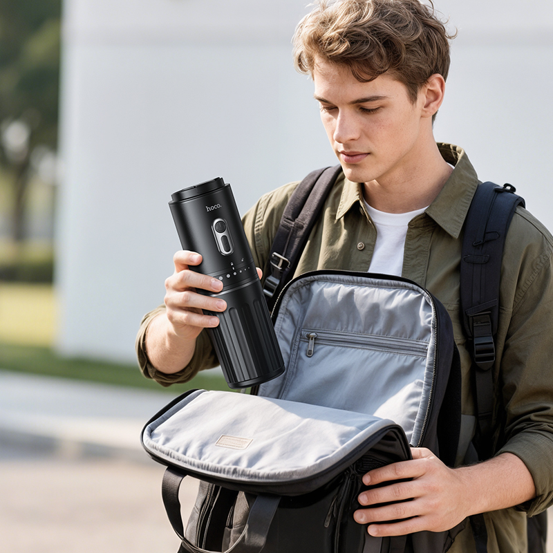 Un joven con una mochila empaca un termo negro.