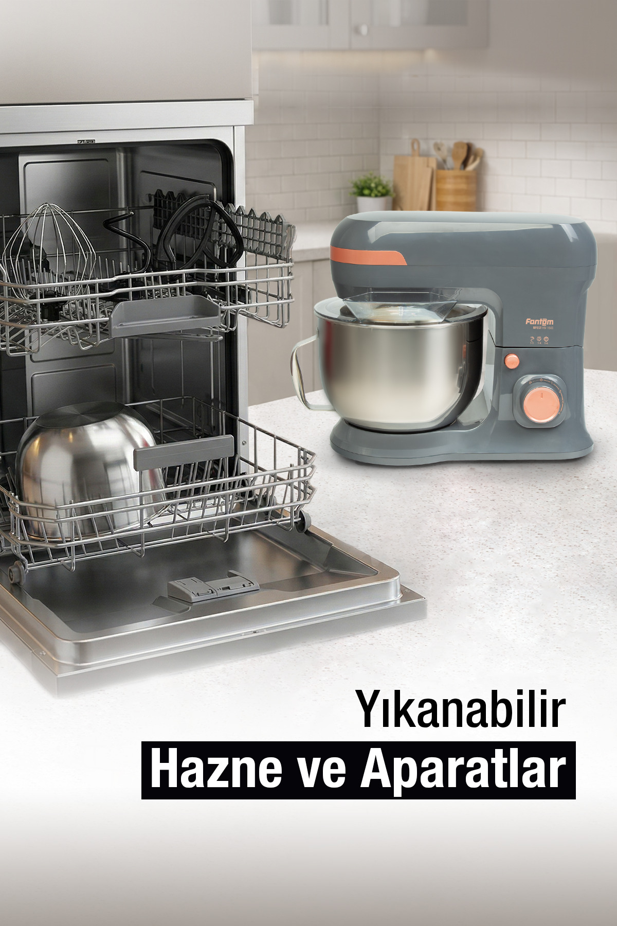Gri bir mutfak şefi, içinde metal aparatlar olan açık bir bulaşık makinesinin yanında duruyor.