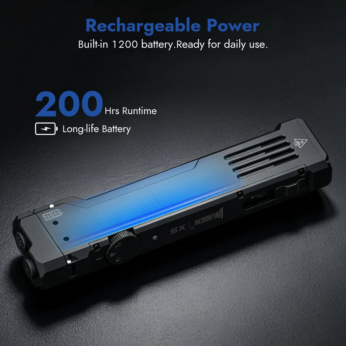 Eine schwarze Taschenlampe mit blauen Effekten auf dunklem Untergrund und Text über die Batterieleistung.