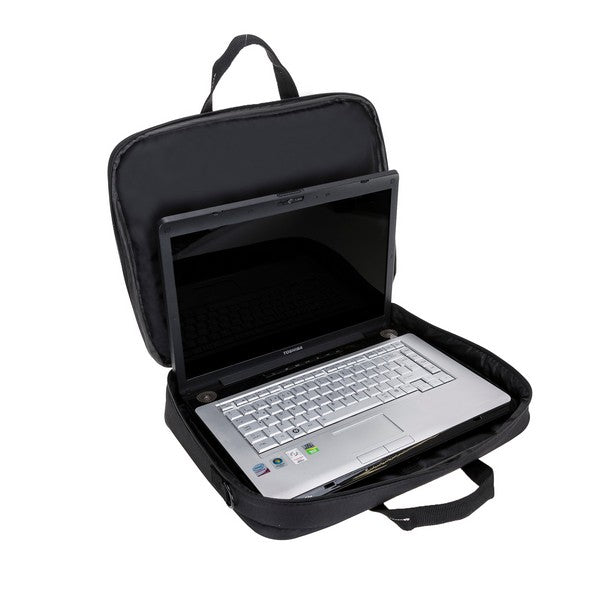 Gümüş renkli bir dizüstü bilgisayar, beyaz arka plan önünde siyah bir laptop çantasında açık duruyor.