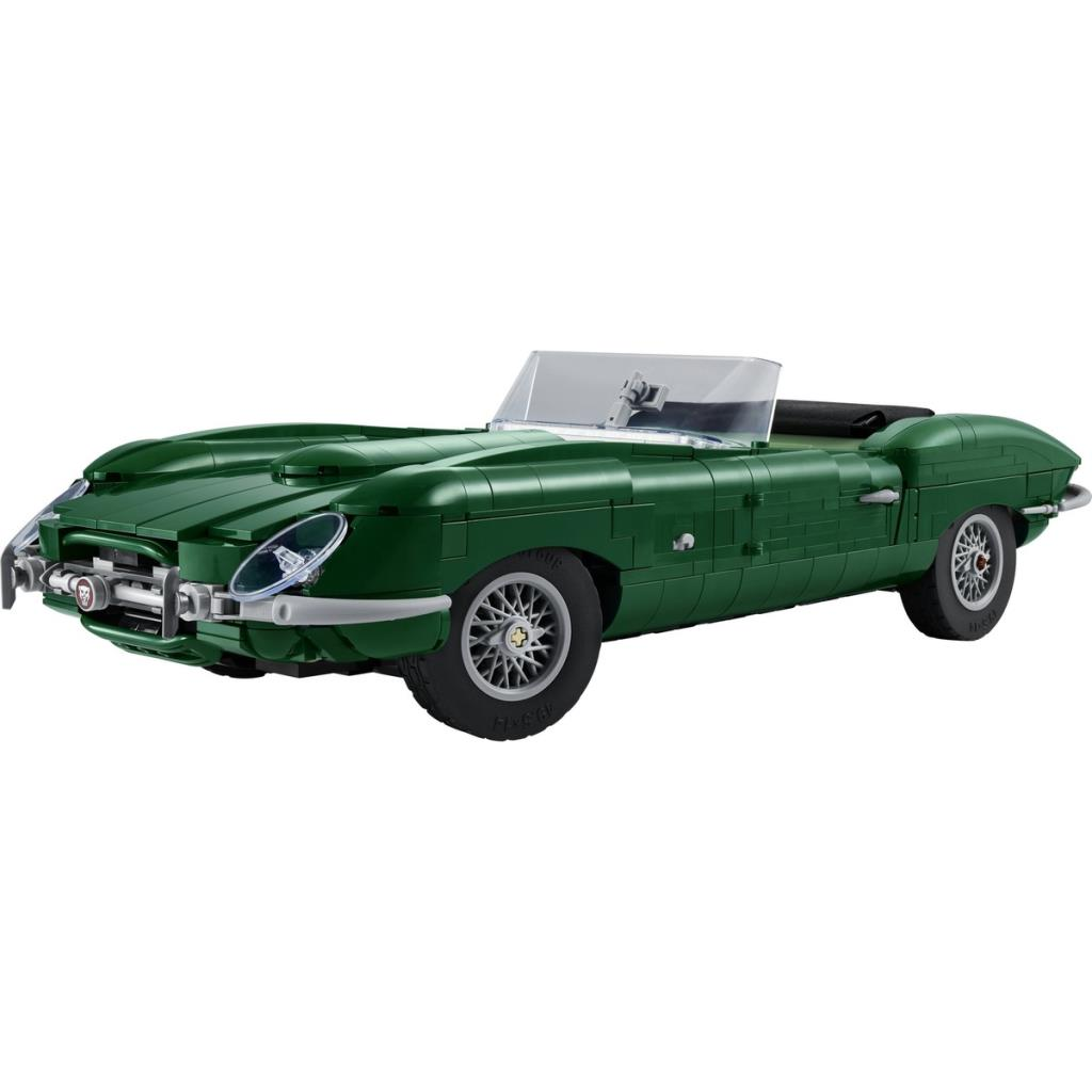 Un modelo LEGO detallado de un coche deportivo verde oscuro con detalles plateados sobre fondo gris.