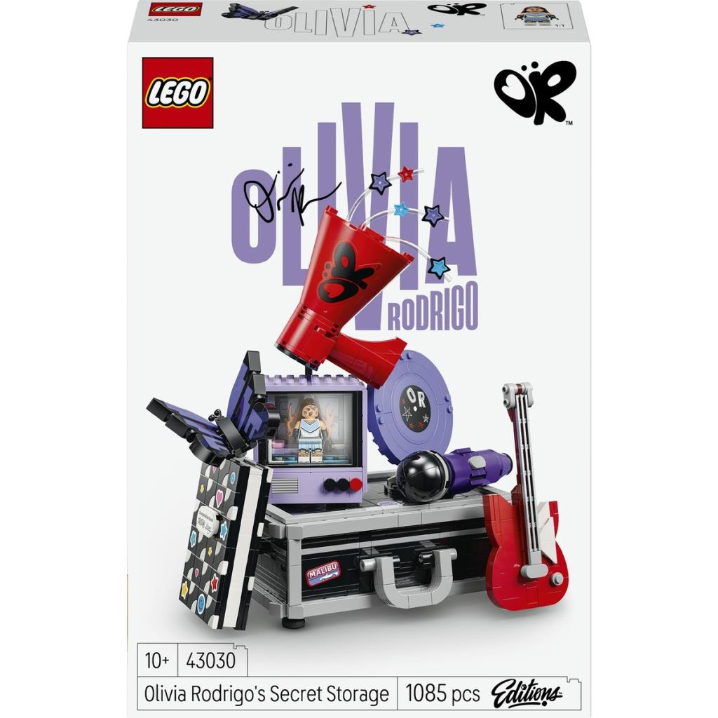 Beyaz arka planda gitar, mikrofon, TV ve çıkartmalar içeren Olivia Rodrigo's Secret Storage LEGO kutusu.