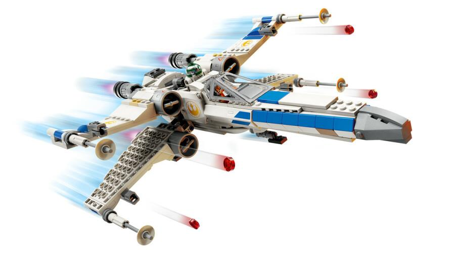 Beyaz arkaplanda kırmızı lazer ışınları ateşleyen uçan bir Lego Star Wars X-wing yıldız savaşçısı.