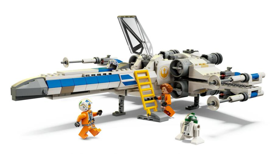 Beyaz arkaplanda üç minifigür ve bir merdiven bulunan beyaz ve mavi Lego Star Wars X-Wing avcı uçağı.