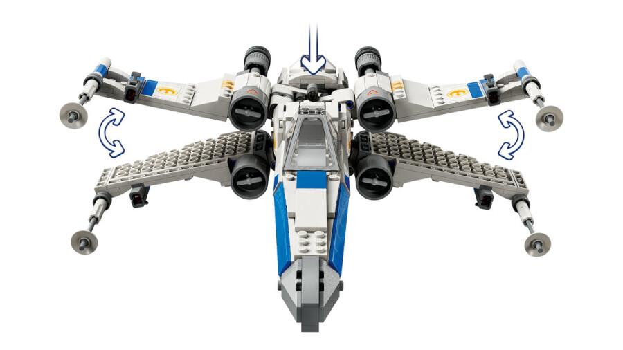 Mavi ve beyaz tuğlalı, hareket yönünü gösteren oklarla dört açık kanatlı bir Lego X-wing yıldız savaşçısı.