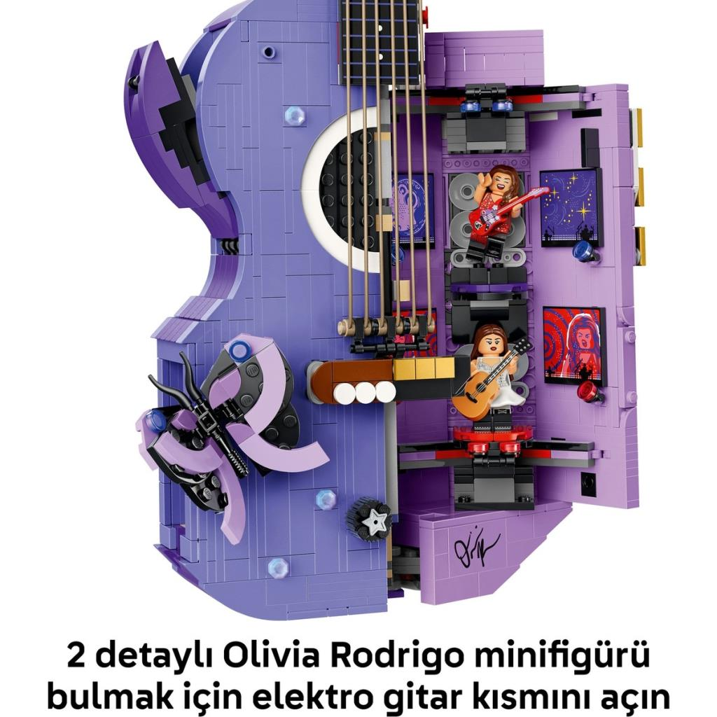 İki Olivia Rodrigo minifigürü ve müzik posterleri ortaya çıkaran açık bölmeli mor LEGO elektro gitar.