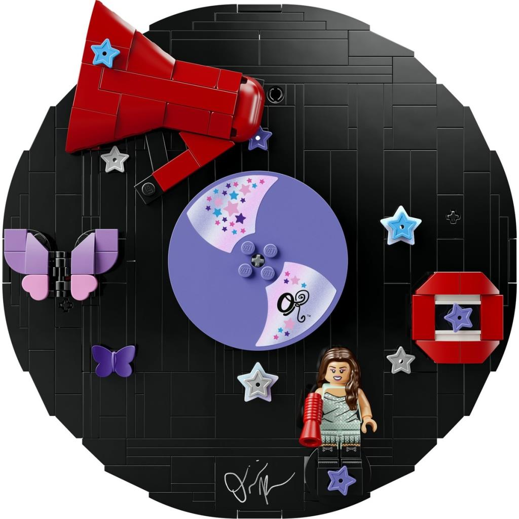 Set Lego con base rotonda nera, disco viola, megafono rosso, minifigure e stelle colorate.