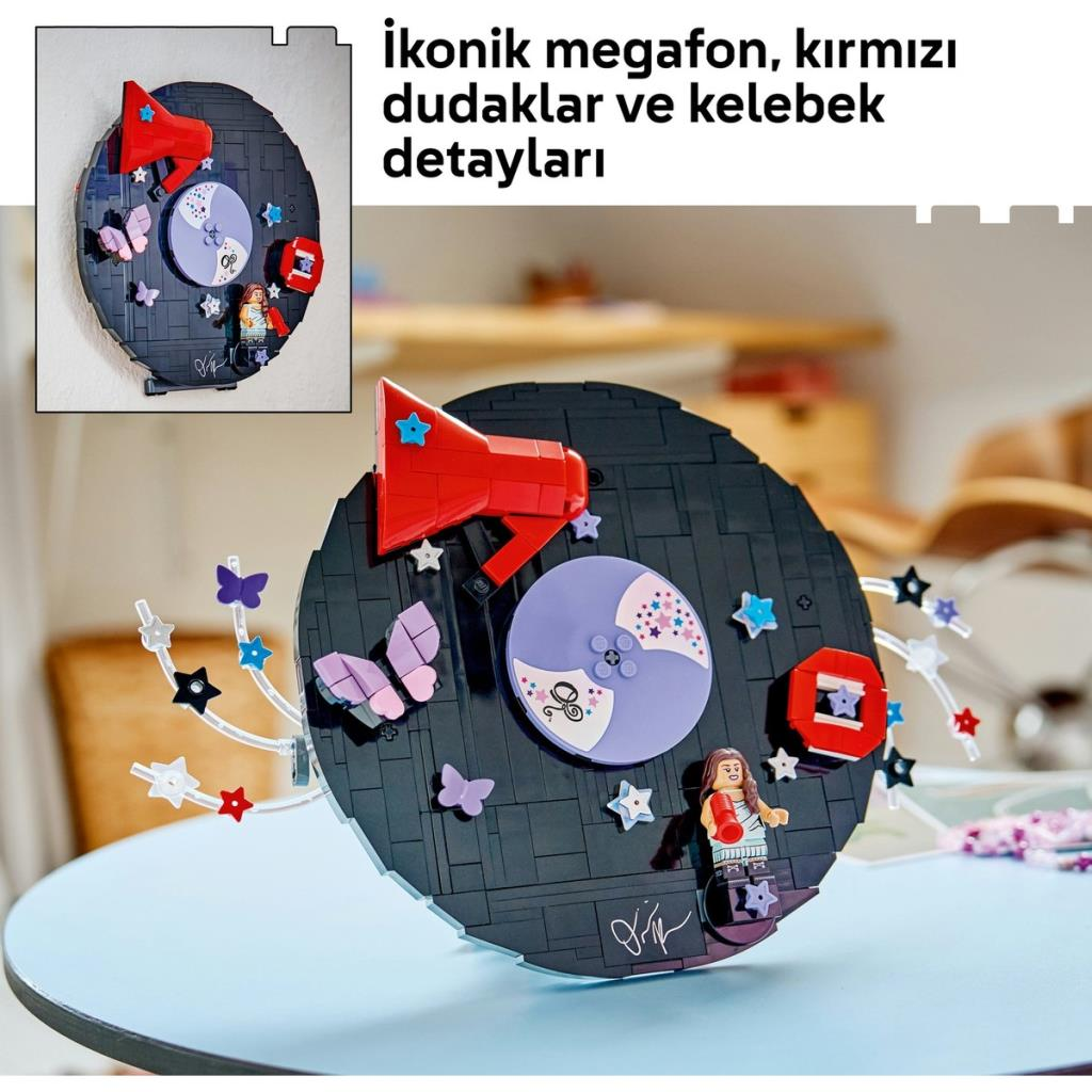 Opera d'arte Lego nera a forma di disco con megafono rosso, farfalle, stelle e una minifigura.