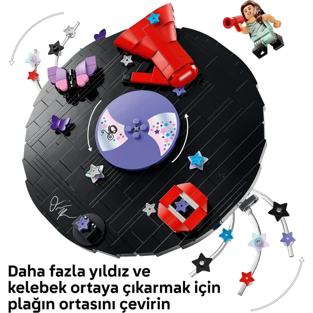 Un disco in vinile Lego nero con farfalle viola, componenti rossi, centro rotante e decorazioni a stella.