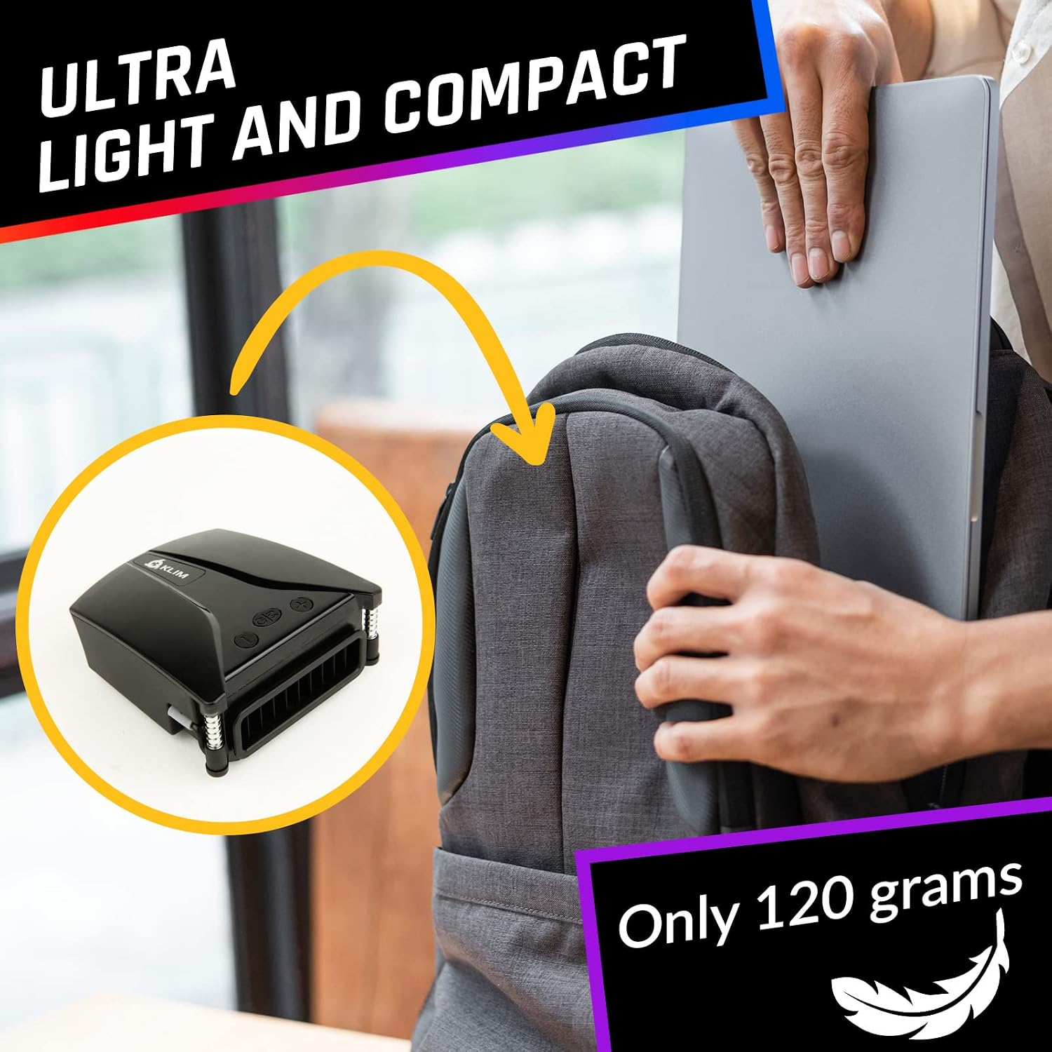 Eine Person steckt einen Laptop in einen Rucksack, mit dem Text "Nur 120 Gramm" und einem kleinen schwarzen Gerät.