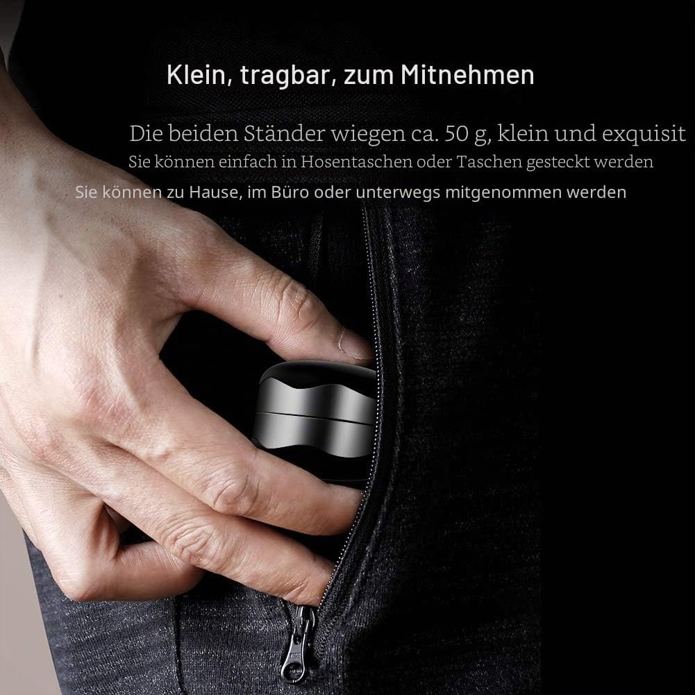 Eine Hand steckt einen kleinen, tragbaren Ständer in eine Hosentasche.