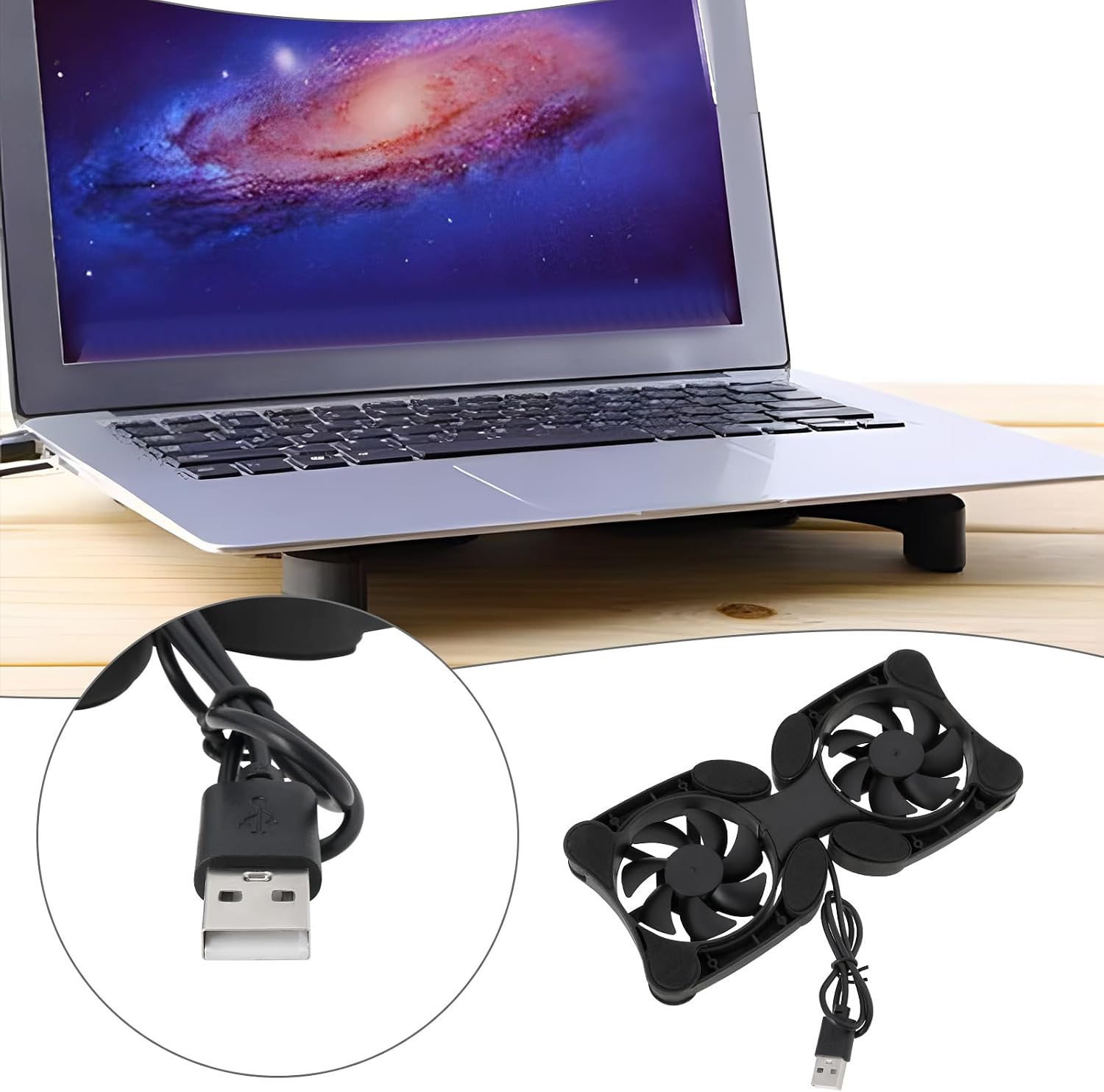 Ein Laptop steht auf einem Holzständer mit zwei kleinen USB-Lüftern und USB-Kabel im Vordergrund.