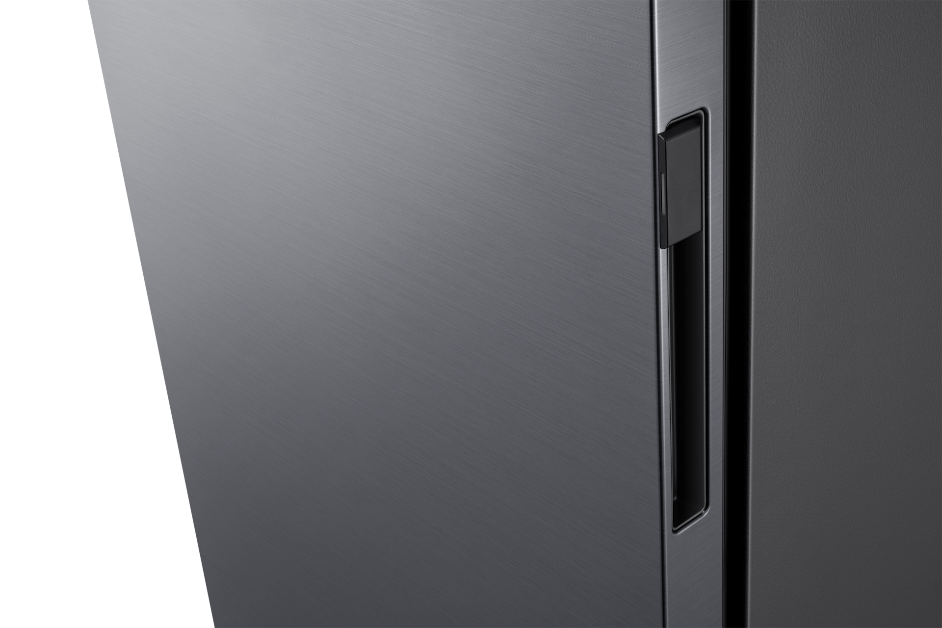 Nahaufnahme einer gebürsteten Kühlschranktür aus Metall mit einem eleganten, eingelassenen schwarzen Griff.
