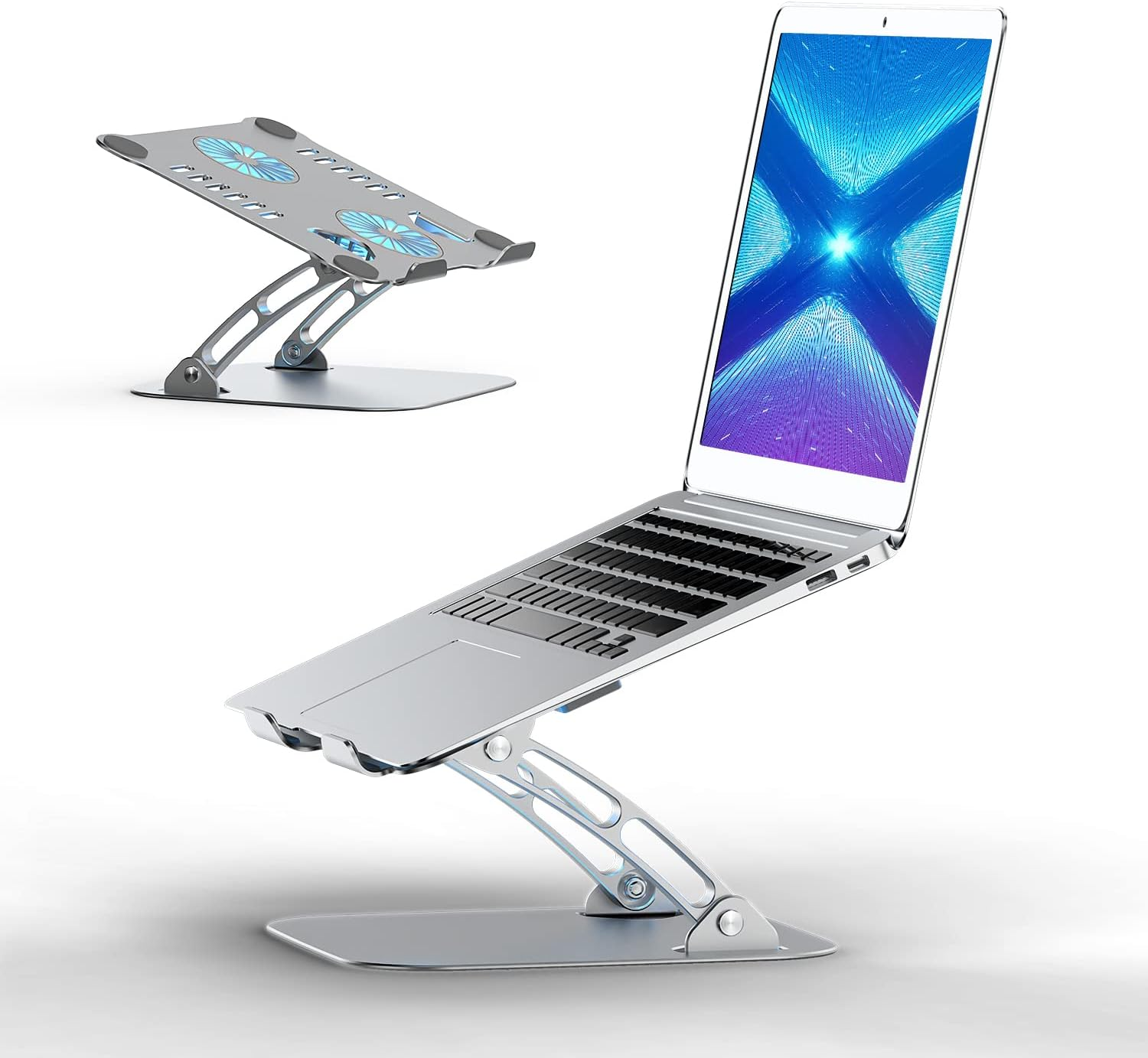 Ein silberner Laptop steht auf einem verstellbaren Metallständer vor weißem Hintergrund, dahinter ein leerer Ständer.