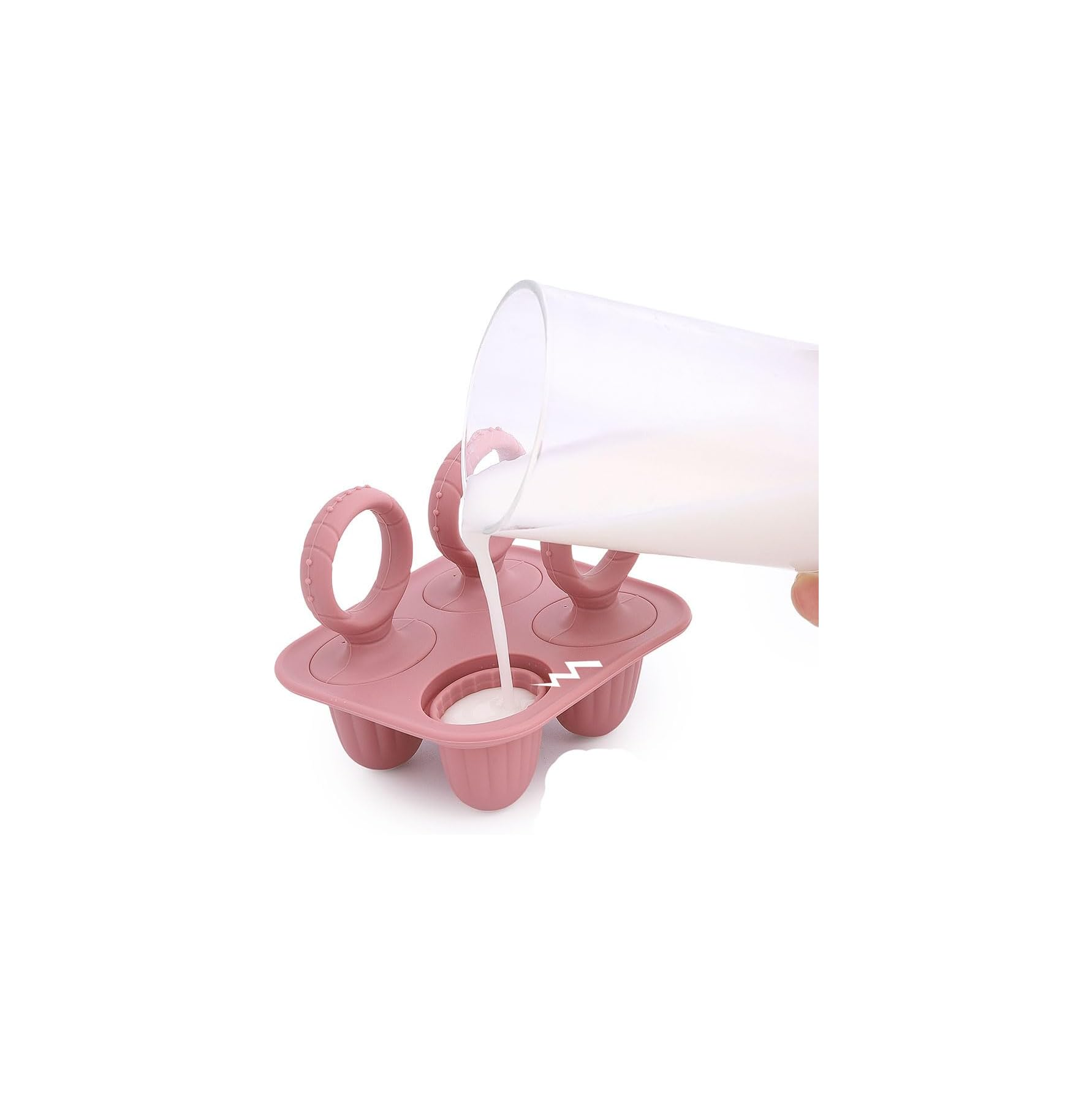 Milch wird aus einem Glas in eine rosafarbene Silikon-Eisform gegossen.