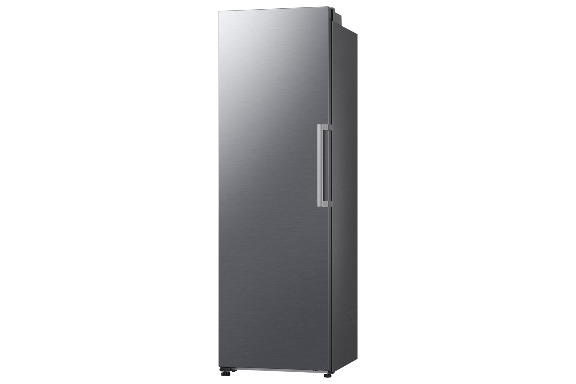 Ein schlanker, silberner Samsung-Kühlschrank mit Edelstahl-Look steht vor einem schwarzen Hintergrund.
