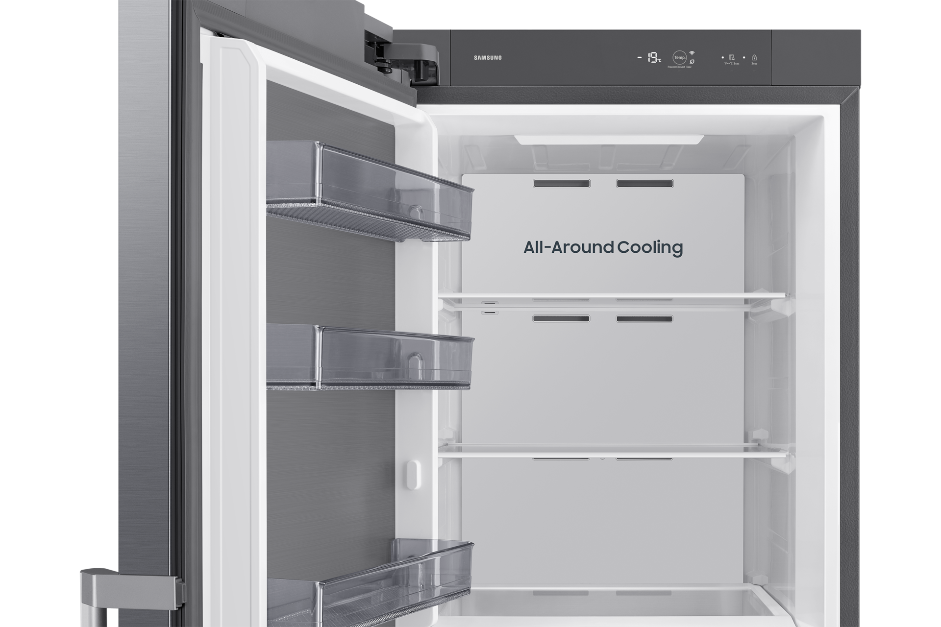 Offener Samsung-Kühlschrank mit Glasböden und transparenter Türablage auf schwarzem Hintergrund.