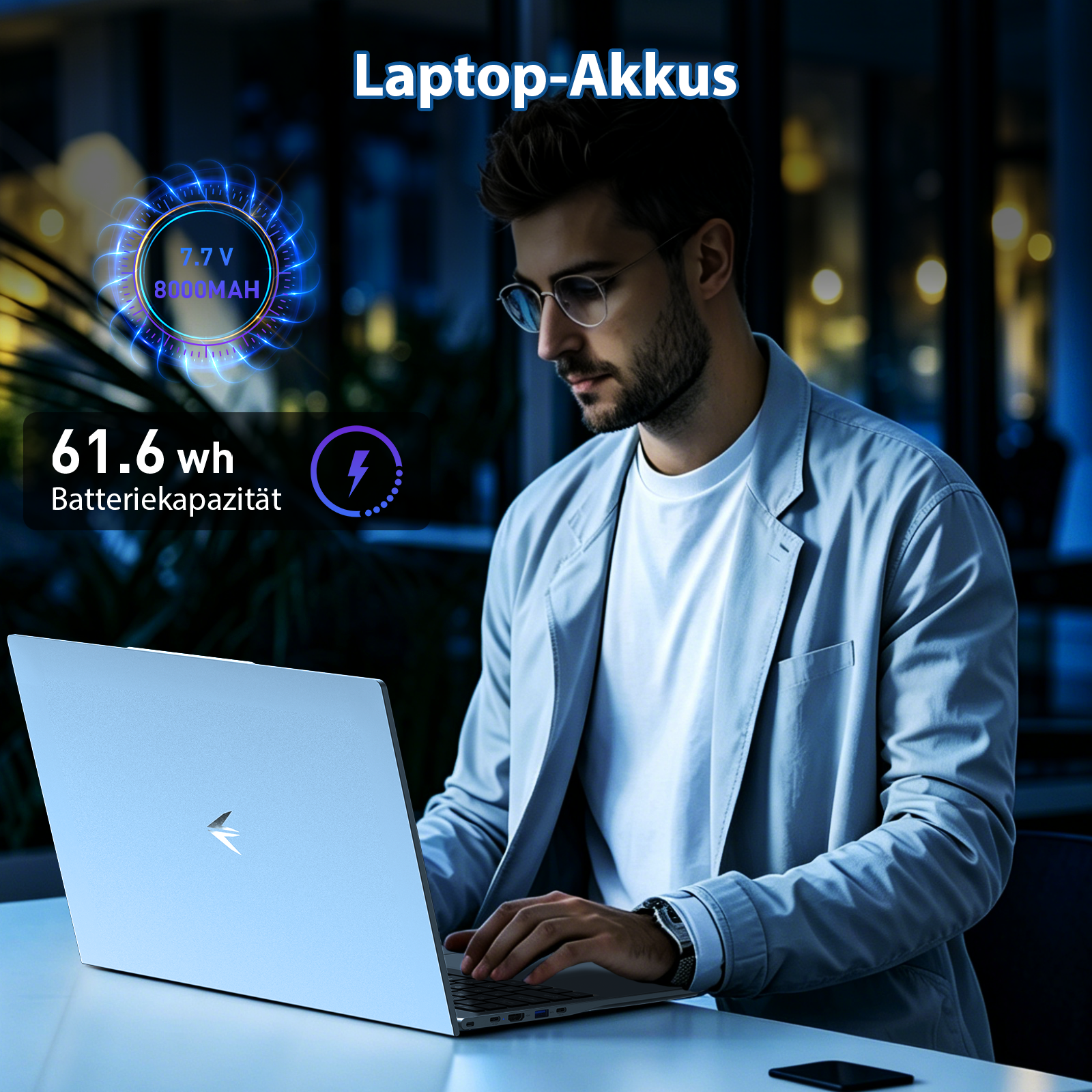 Ein Mann mit Brille tippt nachts an einem Laptop; Overlay zeigt Akku-Daten.