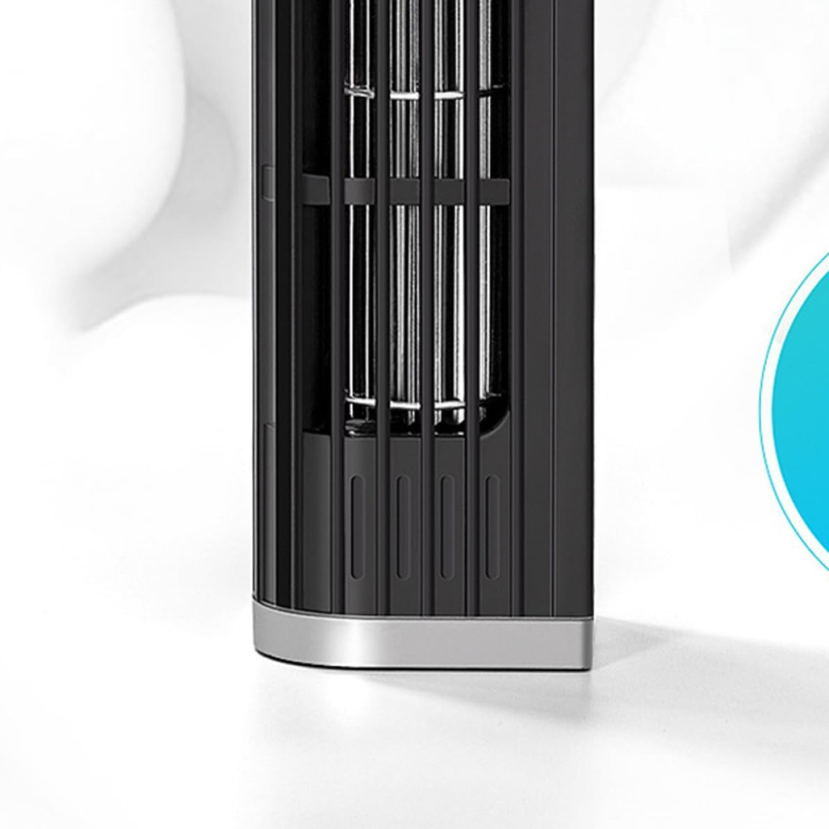 Ein schwarzer Turmventilator mit senkrechten Lamellen steht auf weißem Hintergrund.