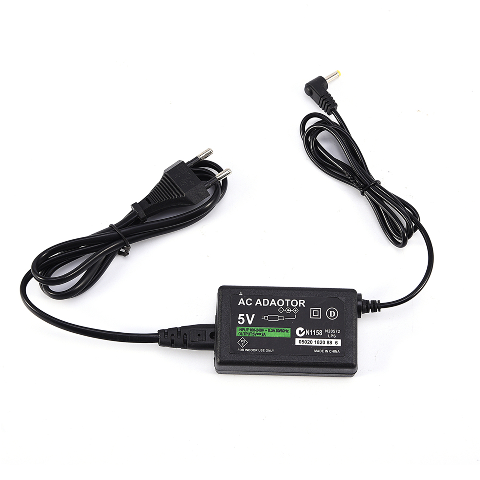 Ein schwarzer 5V AC-Adapter mit EU-Stecker links und Hohlstecker rechts vor weißem Hintergrund.