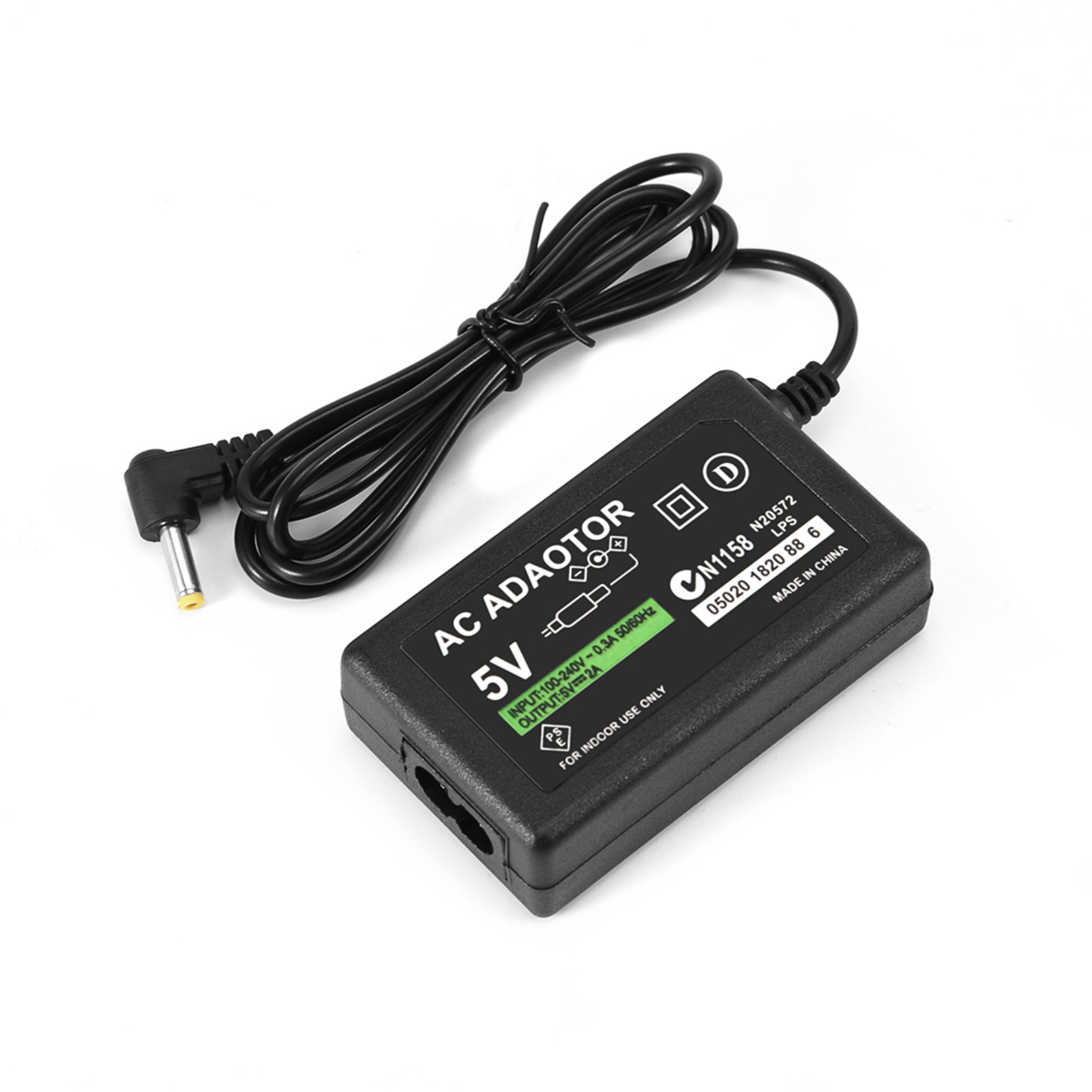 Ein schwarzer AC-Adapter mit integriertem Kabel und gewinkeltem Stecker auf weißem Hintergrund.
