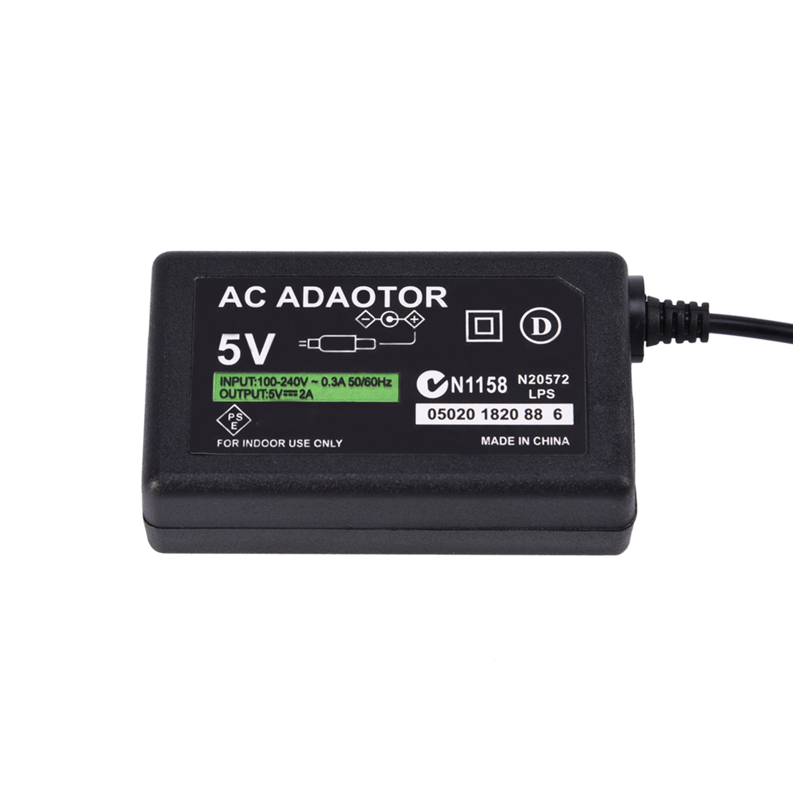 Ein schwarzer AC-Adapter mit weißem Text, Spezifikationen und einem angeschlossenen Kabel auf weißem Hintergrund.