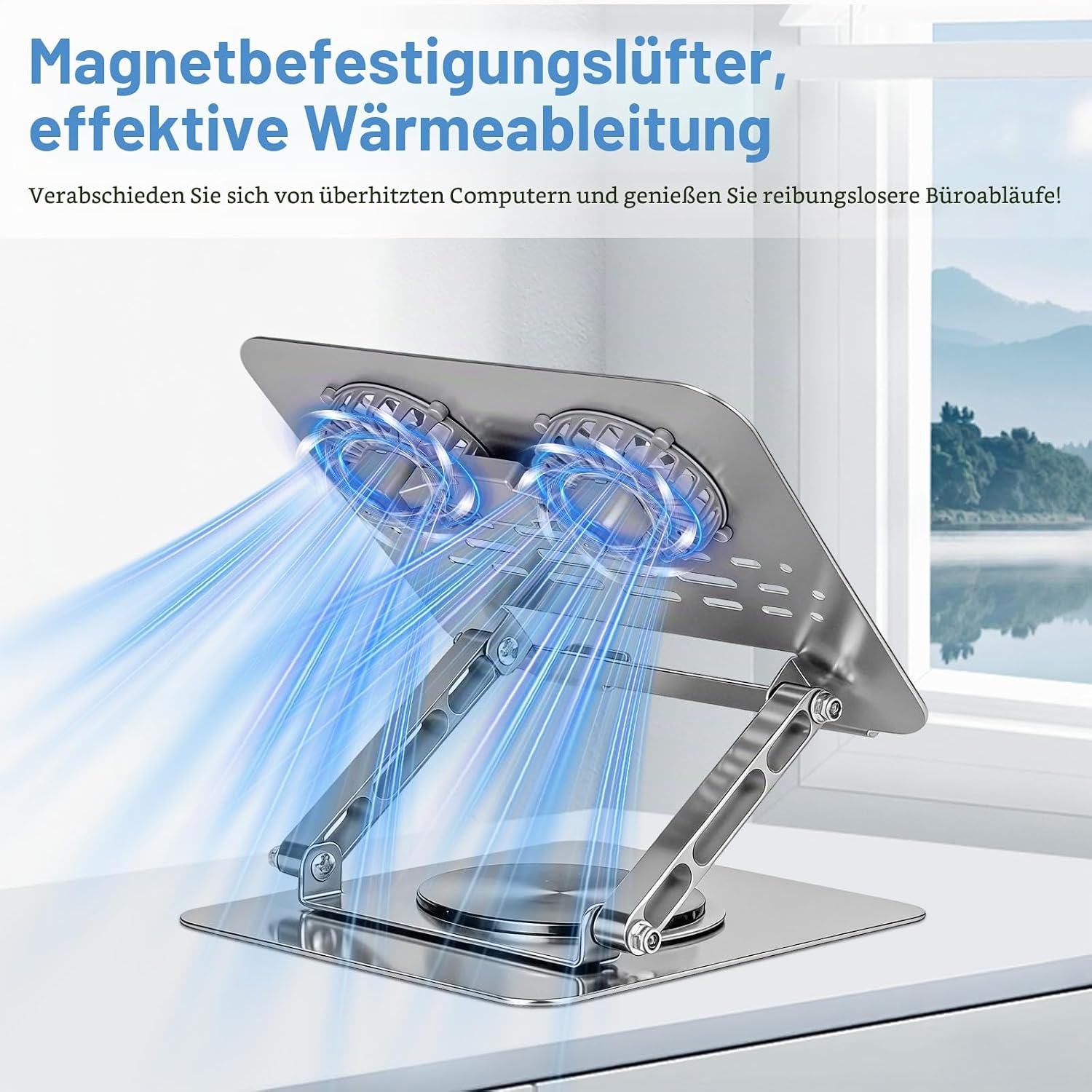 Ein silberner Laptopständer mit zwei integrierten Lüftern auf einem Tisch vor einem Fenster.