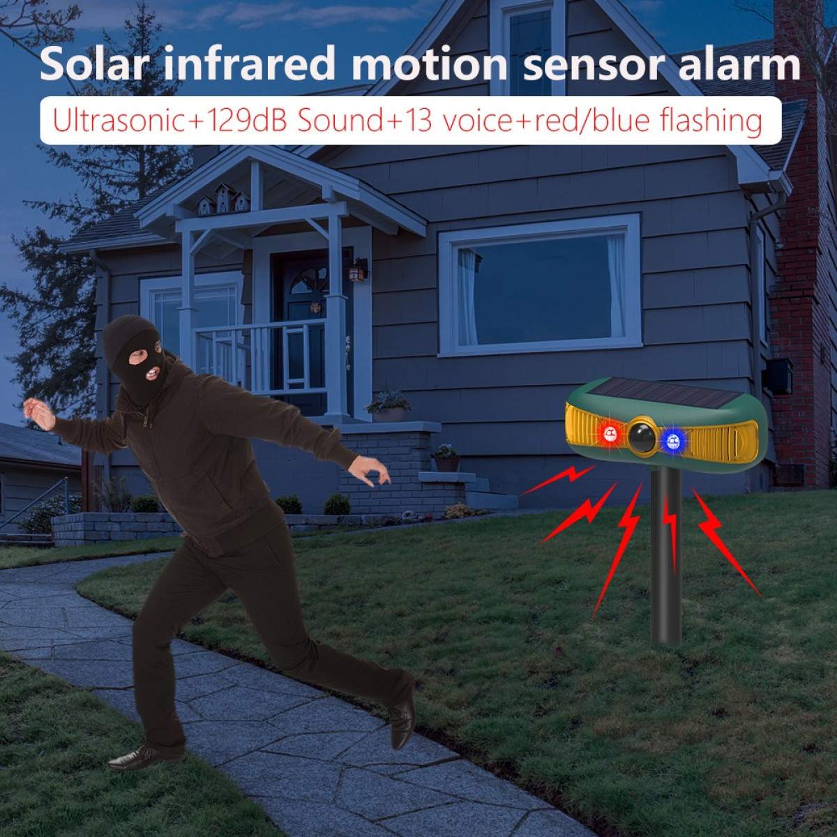Ein Einbrecher in Schwarz flieht nachts vor einem Solar-Bewegungsmelder-Alarm auf einem Rasen.