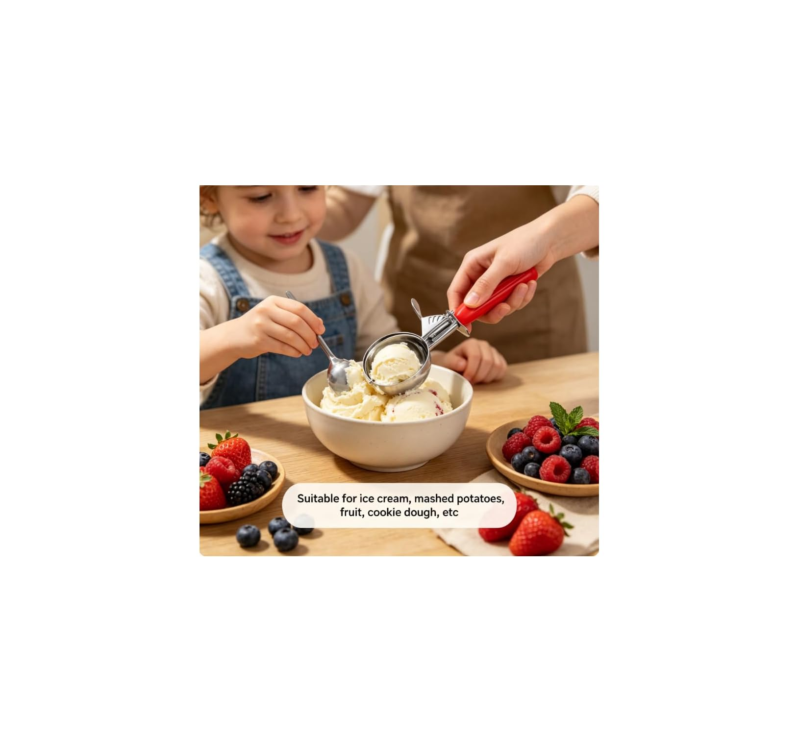 Ein Kind und ein Erwachsener scoopen Eis aus einer Schüssel neben Beeren.