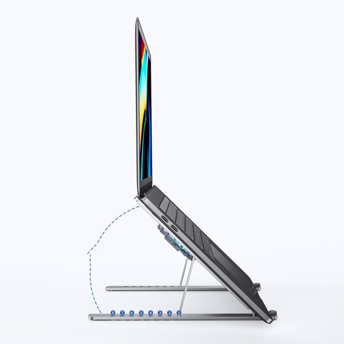 Seitenansicht eines Laptops auf einem verstellbaren Metallständer mit nummerierten Einstellungen auf weißem Hintergrund.