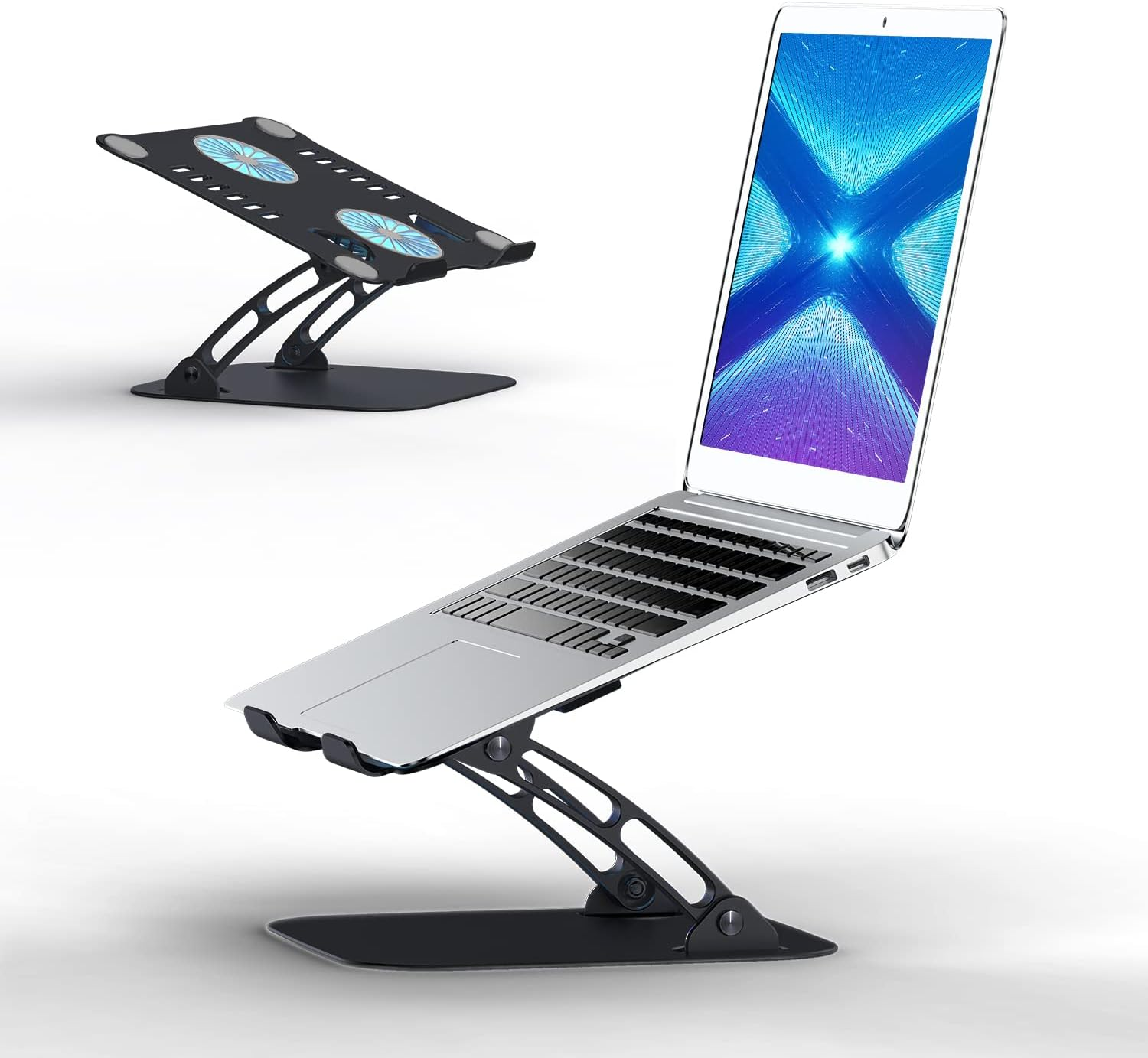 Ein silberner Laptop auf einem verstellbaren schwarzen Metall-Laptopständer mit blauen Kühlventilatoren.