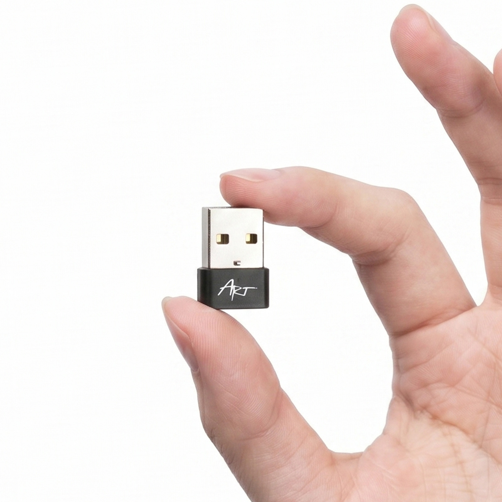 Eine Hand hält einen kleinen USB-Empfänger mit der Aufschrift ART vor weißem Hintergrund.