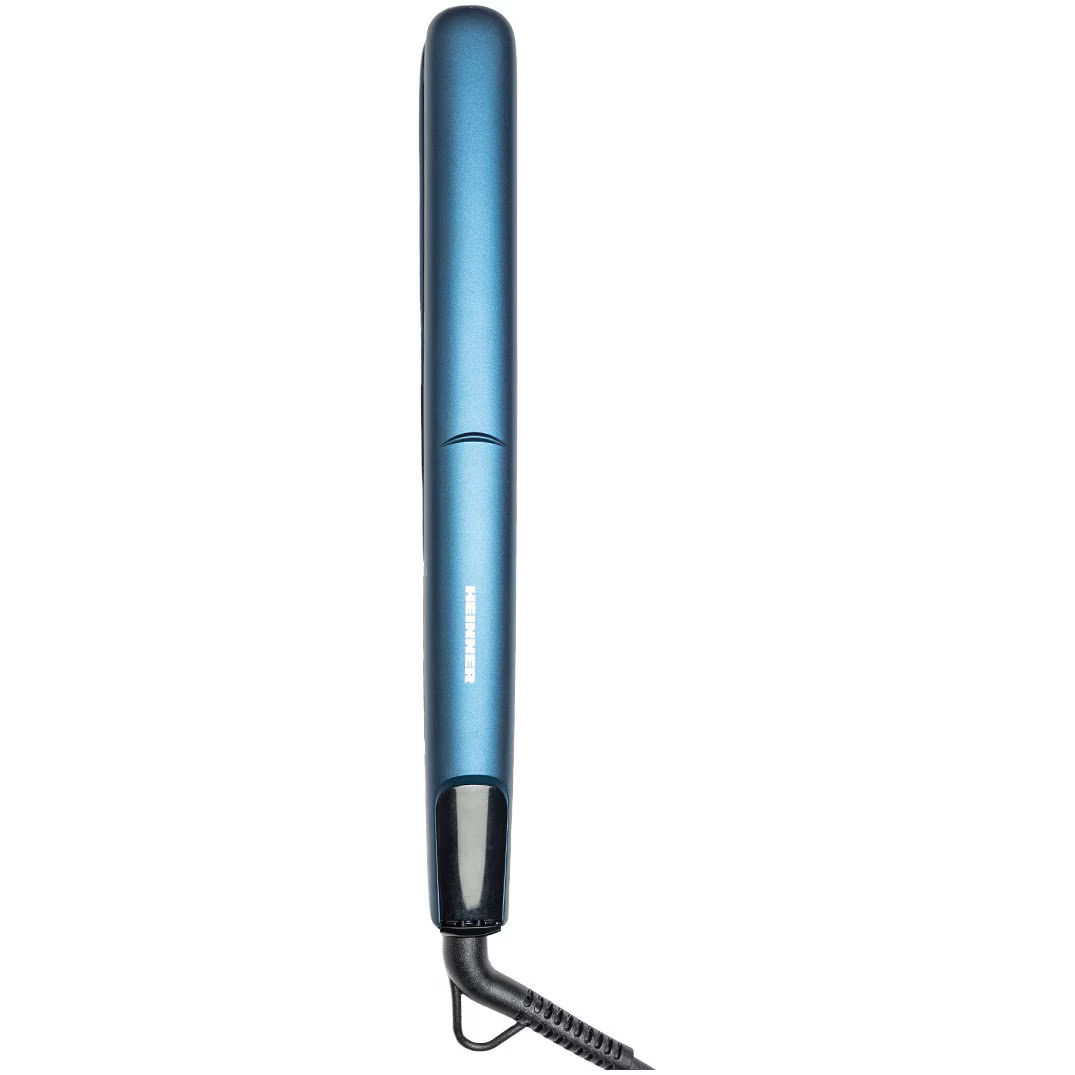 Een metallic blauwe stijltang met een zwarte stroomkabel op een witte achtergrond.
