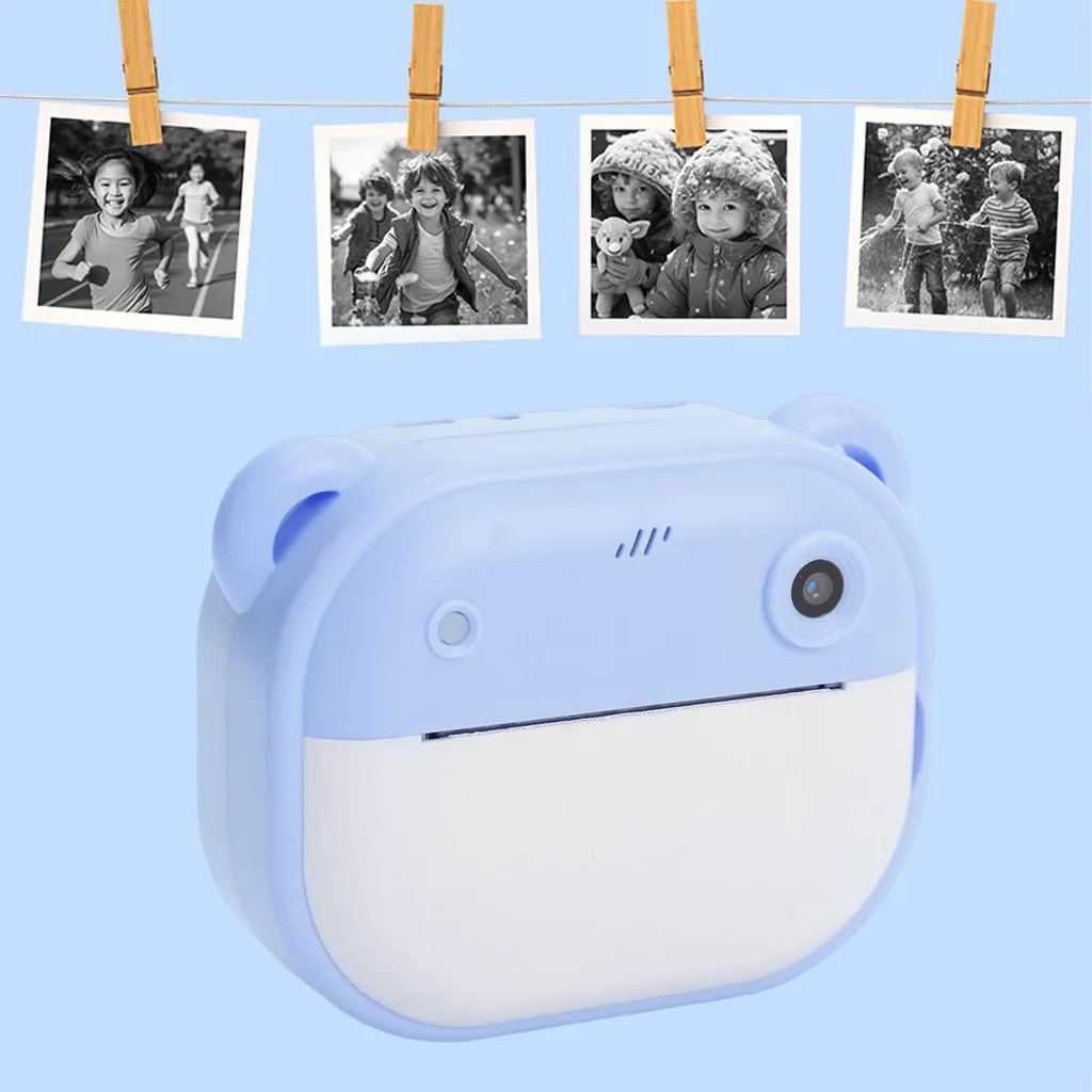 Blaue Kinderkamera mit Bärenohren und vier schwarz-weiß Fotos an einer Wäscheleine.