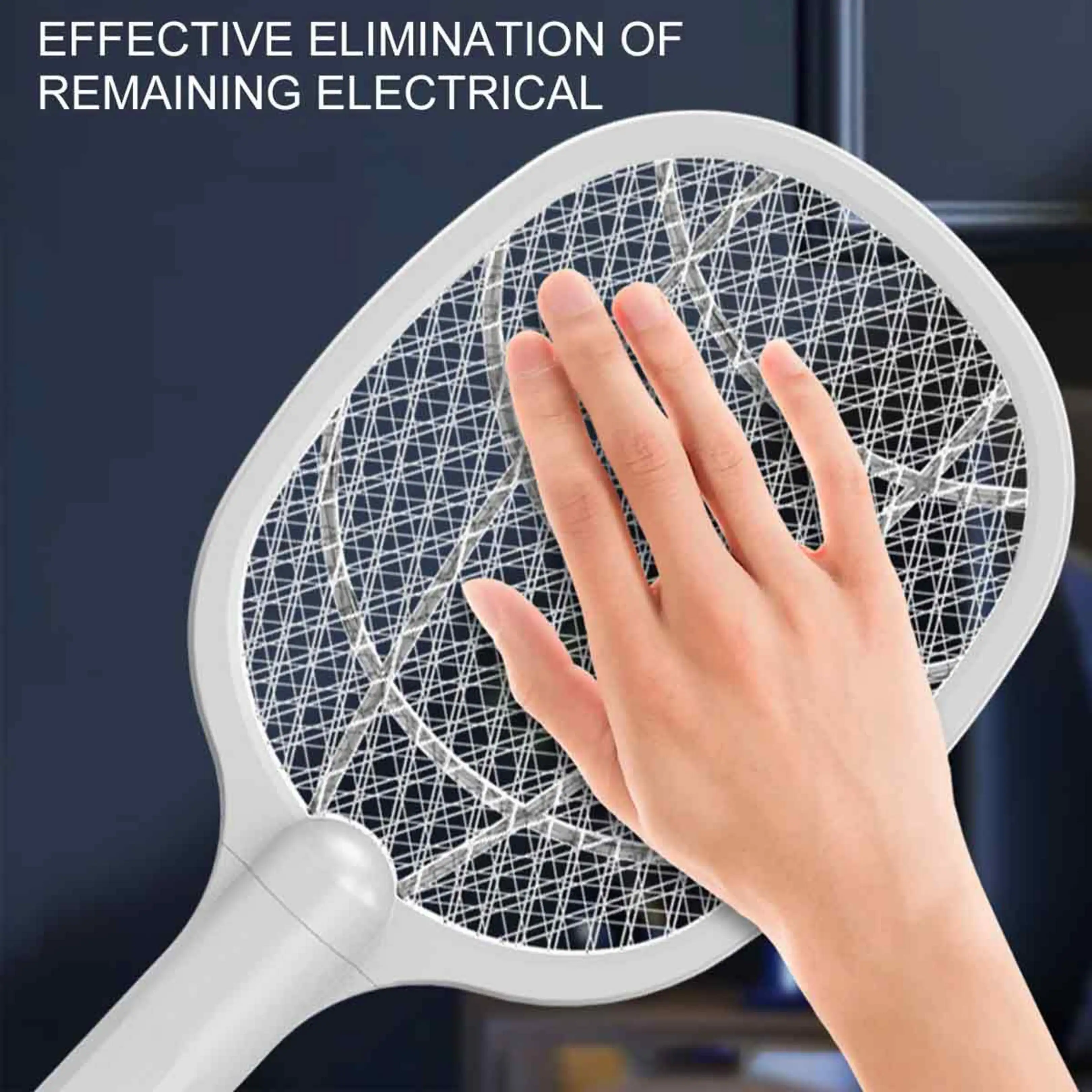 Eine Hand berührt das Schutzgitter einer weißen elektrischen Fliegenklatsche vor dunklem Hintergrund.